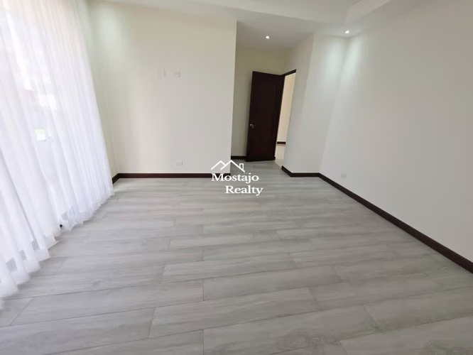 Alquiler de Casa nueva, Condominio pequeño, Santa Ana centro