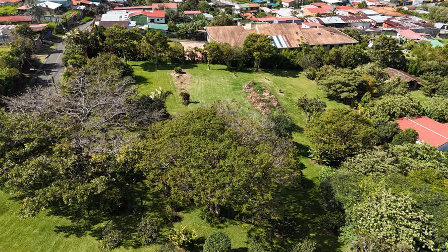 Quinta de 14,000 m² en San Isidro de Heredia – Oportunidad de Inversión con Ingresos Activos