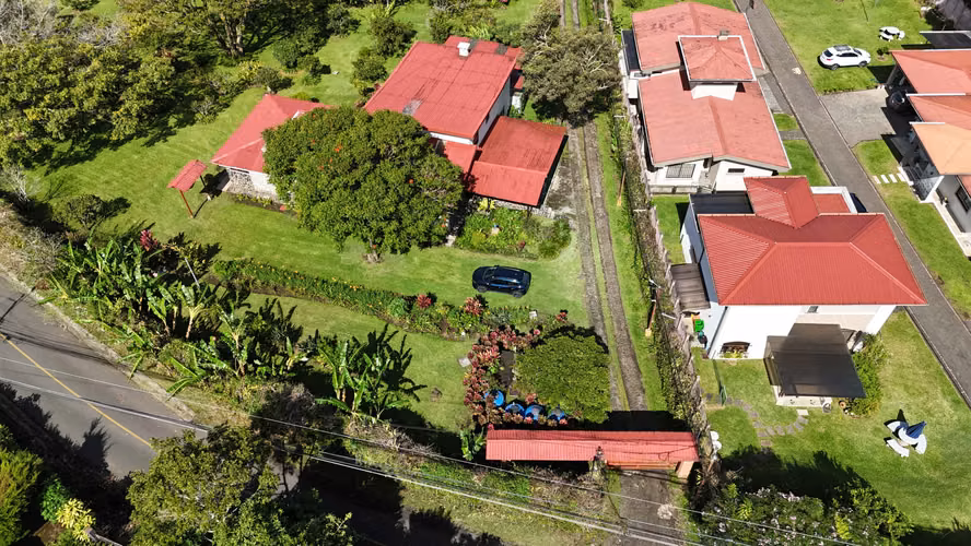 Quinta de 14,000 m² en San Isidro de Heredia – Oportunidad de Inversión con Ingresos Activos