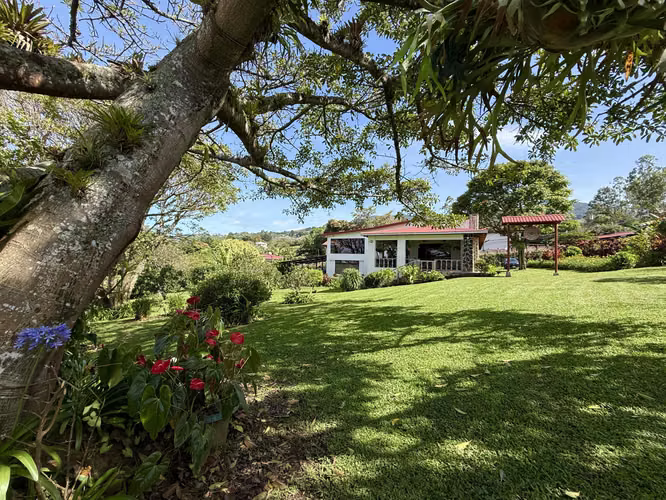 Quinta de 14,000 m² en San Isidro de Heredia – Oportunidad de Inversión con Ingresos Activos