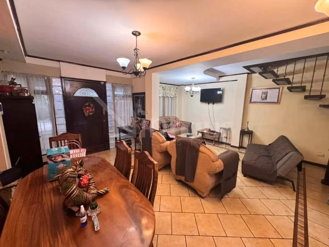 Venta de casa amplia con oficinas en Desamparados Centro - EU