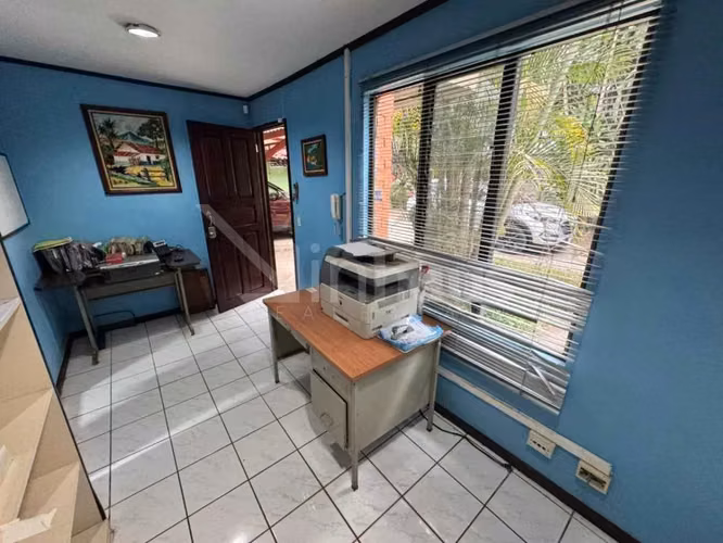 Venta de casa amplia con oficinas en Desamparados Centro - EU