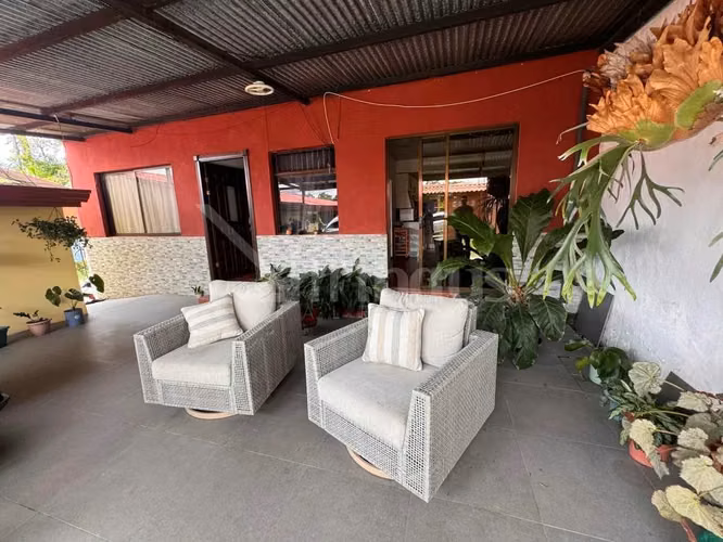 Venta de casa con dos apartamentos en San Juan de Dios de Desamparados - EU