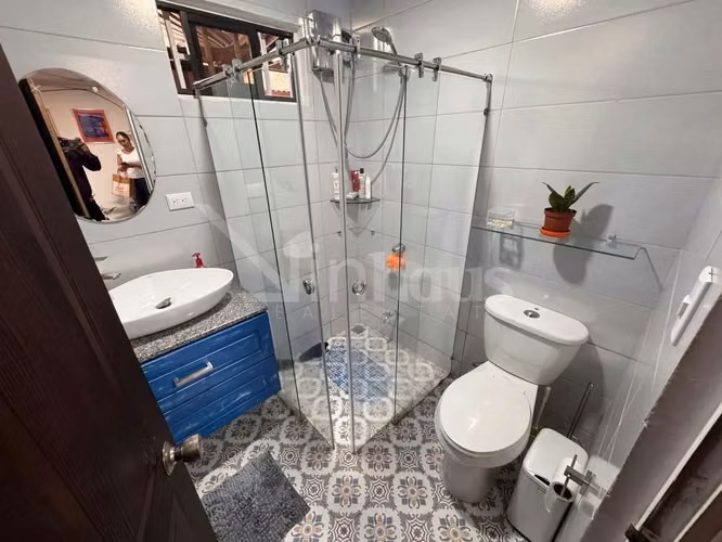 Venta de casa con dos apartamentos en San Juan de Dios de Desamparados - EU