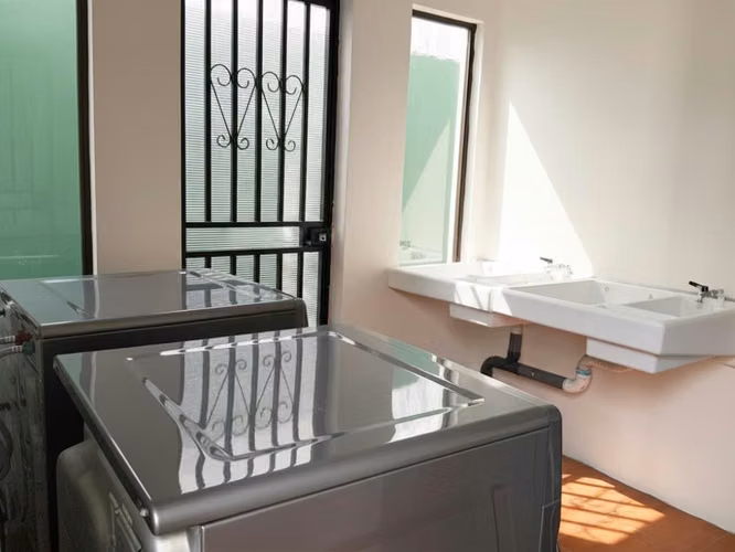 SE VENDE CASA DE USO DE SUELO MIXTO - BARRIO ESCALANTE - SAN JOSE - Imagen 2