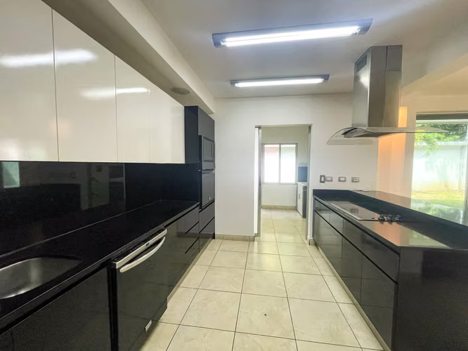 Venta de casa en condominio en Piedades de Santa Ana