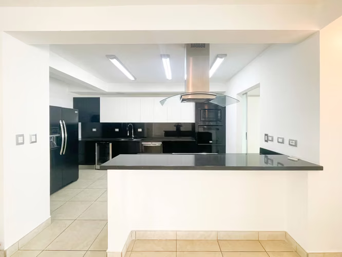 Venta de casa en condominio en Piedades de Santa Ana
