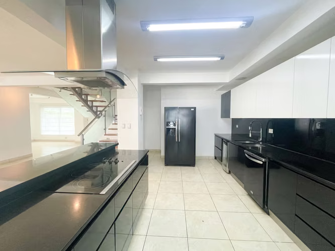 Venta de casa en condominio en Piedades de Santa Ana