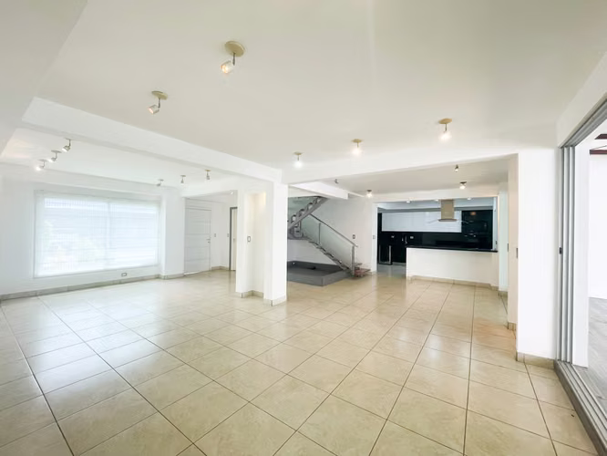 Venta de casa en condominio en Piedades de Santa Ana
