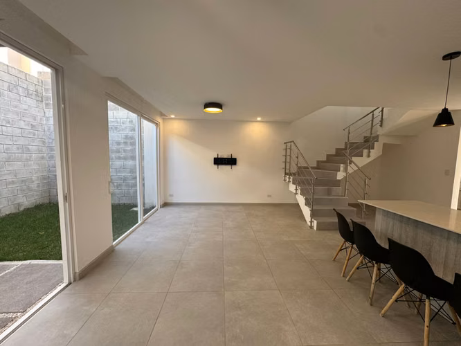Casa en alquiler en Condominio Nasara  Santa Ana – con línea blanca $2200