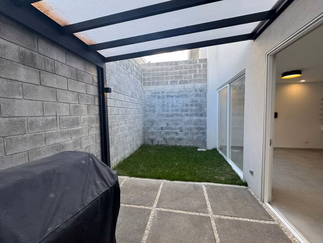 Casa en alquiler en Condominio Nasara  Santa Ana – con línea blanca $2200