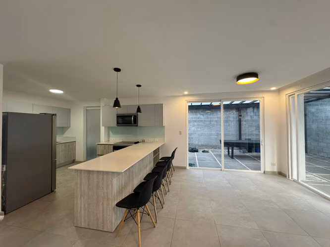 Casa en alquiler en Condominio Nasara  Santa Ana – con línea blanca $2200