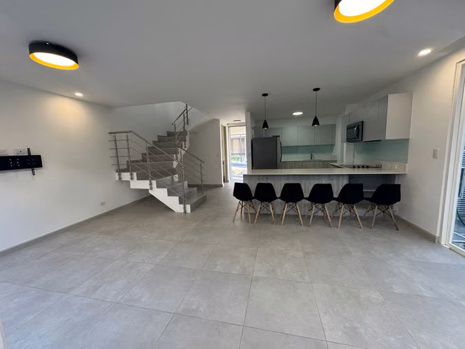 Casa en alquiler en Condominio Nasara  Santa Ana – con línea blanca $2200
