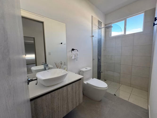 Casa en alquiler en Condominio Nasara  Santa Ana – con línea blanca $2200