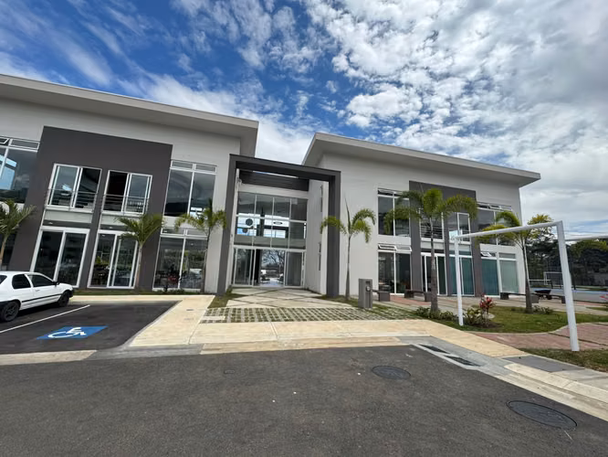 Casa en alquiler en Condominio Nasara  Santa Ana – con línea blanca $2200