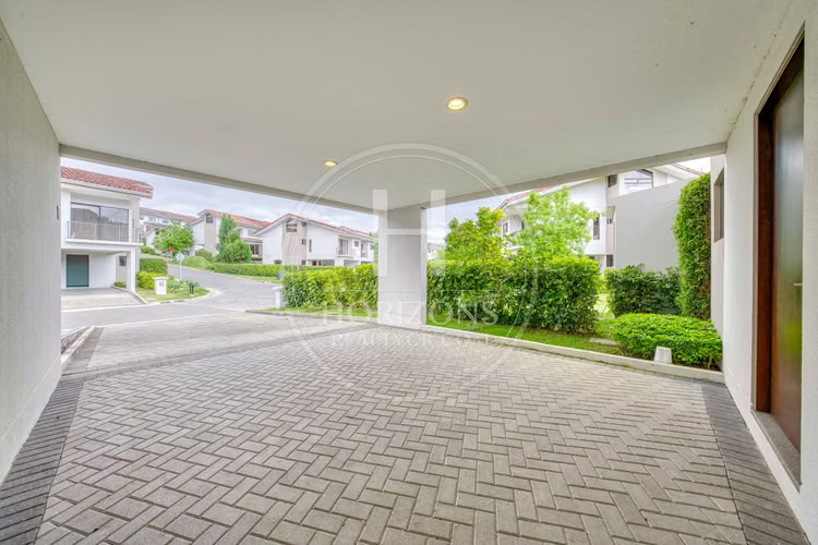 Venta Casa con Jardín en Montes de Oca Condominio La Estefana 3 Habitaciones 6 Parqueos noj1243dm - Imagen 2