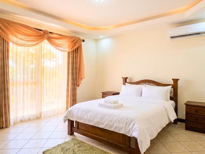 Casa en renta con piscina privada en Cariari, Belén | US$2.900 - Imagen 13