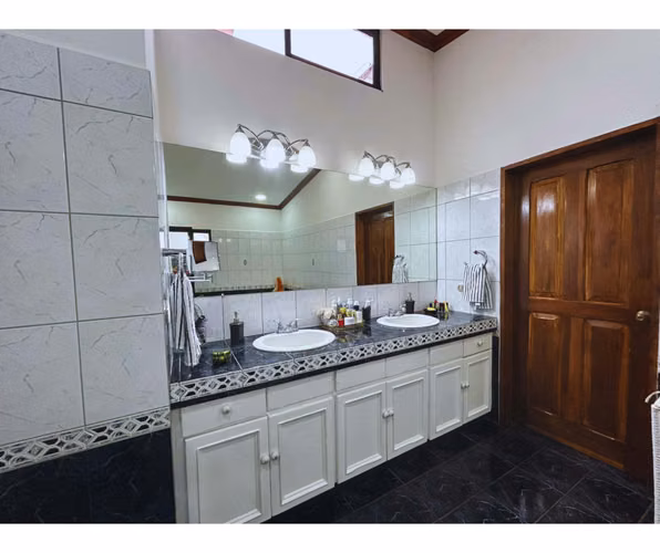 Casa en Venta en el Centro de Escazú - Imagen 8