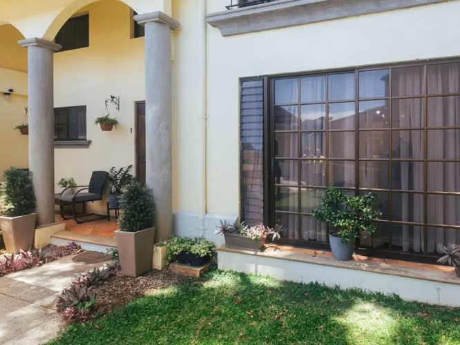 Casa en condominio en Escazú | 3 hab, patio | US$270K - Imagen 18
