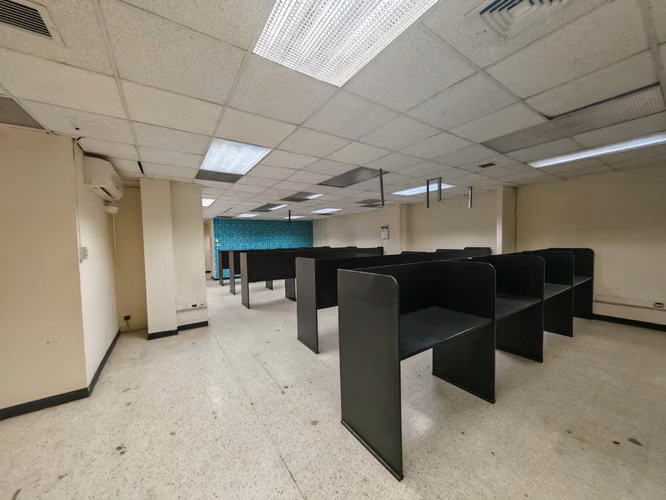 SE ALQUILA OFICINA EN 3er PISO EN PASEO COLÓN - Imagen 11