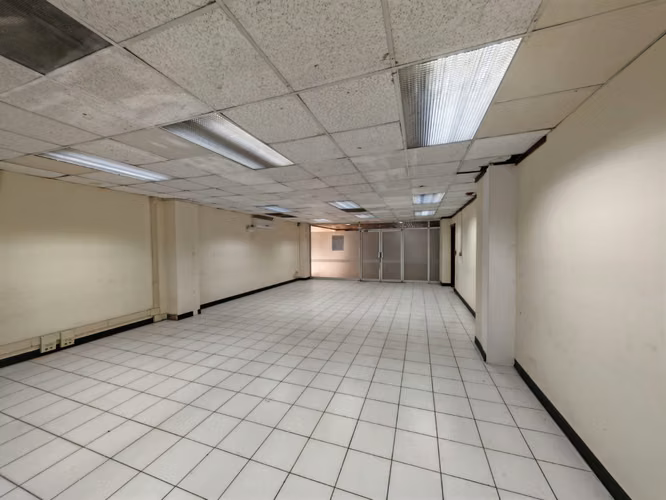 SE ALQUILA OFICINA EN 3er PISO EN PASEO COLÓN - Imagen 6