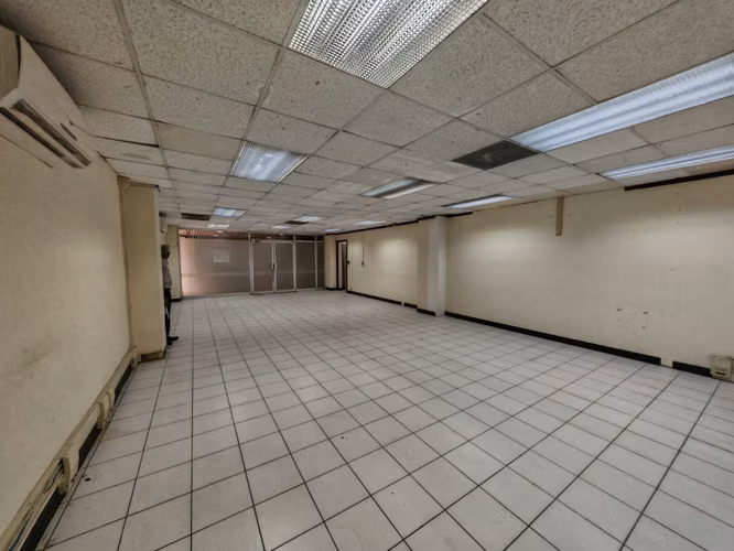 SE ALQUILA OFICINA EN 3er PISO EN PASEO COLÓN - Imagen 5