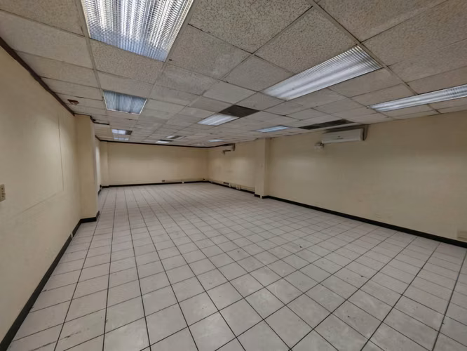 SE ALQUILA OFICINA EN 3er PISO EN PASEO COLÓN - Imagen 4