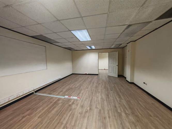 SE ALQUILA OFICINA EN 3er PISO EN PASEO COLÓN - Imagen 3