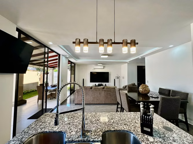 Venta de casa en Escazú, Guachipelín Norte - Imagen 2