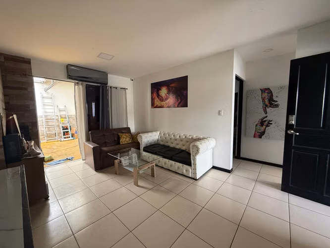 Venta de dos casas gemelas con apartamentos de alquiler en Alajuela