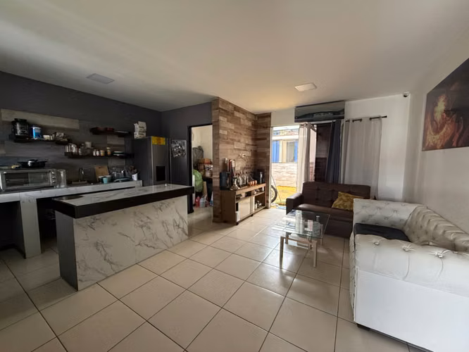 Venta de dos casas gemelas con apartamentos de alquiler en Alajuela