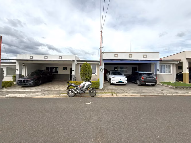 Venta de dos casas gemelas con apartamentos de alquiler en Alajuela