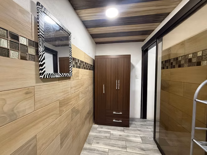 Venta de dos casas gemelas con apartamentos de alquiler en Alajuela