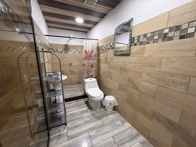 Venta de dos casas gemelas con apartamentos de alquiler en Alajuela