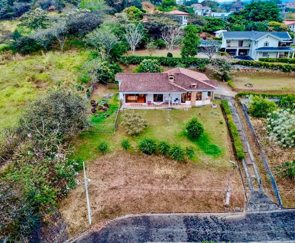 Encantadora casa de 3 hab. con vista a la montaña en Grecia, Alajuela