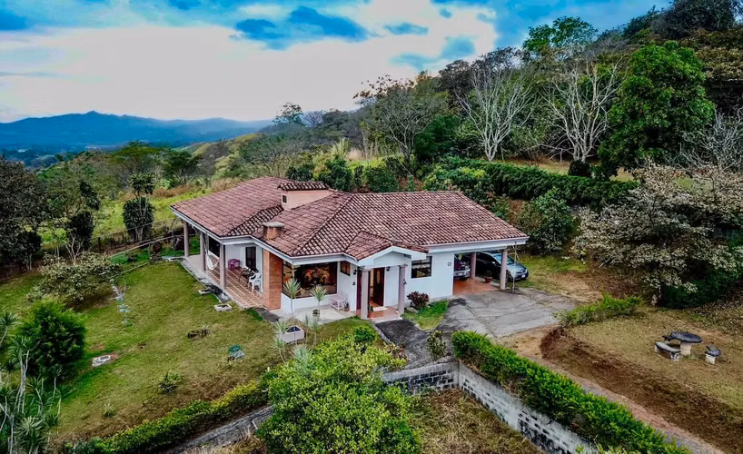 Encantadora casa de 3 hab. con vista a la montaña en Grecia, Alajuela