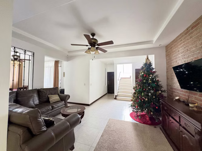 VENTA DE CASA EN CONDOMINIO EL ROBLE –  GUACHIPELÍN DE ESCAZÚ  Precio de venta: USD 300,000