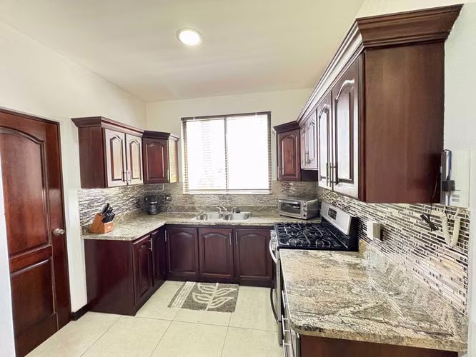 VENTA DE CASA EN CONDOMINIO EL ROBLE –  GUACHIPELÍN DE ESCAZÚ  Precio de venta: USD 300,000