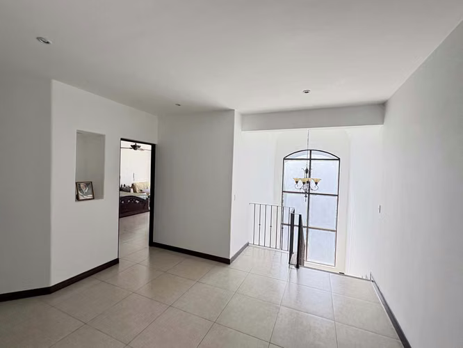 VENTA DE CASA EN CONDOMINIO EL ROBLE –  GUACHIPELÍN DE ESCAZÚ  Precio de venta: USD 300,000