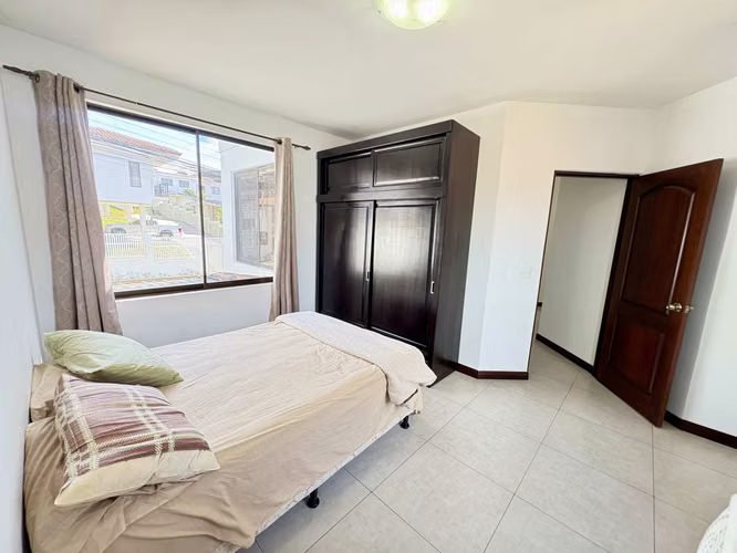 VENTA DE CASA EN CONDOMINIO EL ROBLE –  GUACHIPELÍN DE ESCAZÚ  Precio de venta: USD 300,000