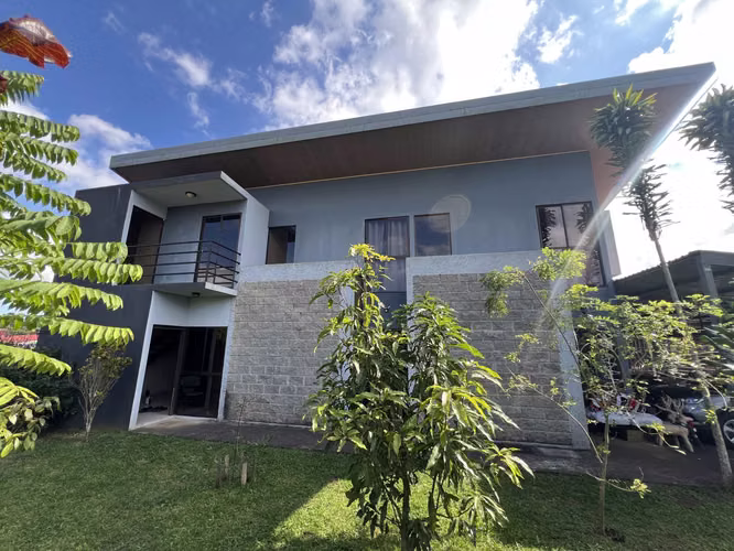 Se Vende Complejo de 3 Apartamentos Residencial en San Ramón