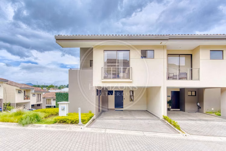 Casa en Venta en Condominio La Estefana con Jardín Privado y 4 Parqueos noj1104