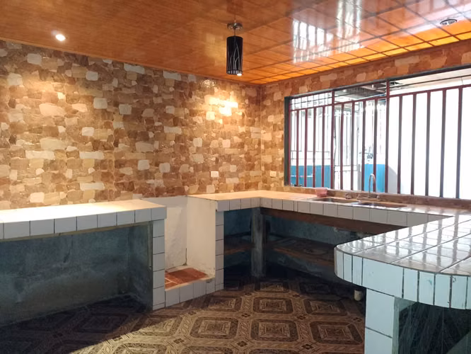 Venta de casa grande. Siquirres, Limón.