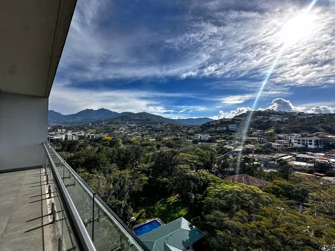 VENTA DE PENTHOUSE EN 203 GUACHIPELIN CON TERRAZA PRIVADA