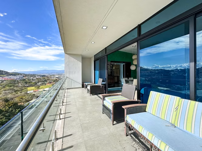 VENTA DE PENTHOUSE EN 203 GUACHIPELIN CON TERRAZA PRIVADA