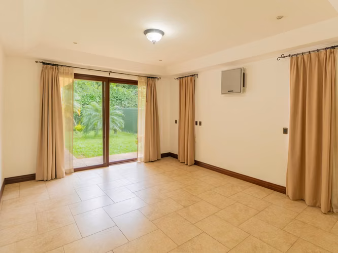 VENTA DE CASA EN CONDOMINIO HACIENDA LINDORA - SANTA ANA - Imagen 11