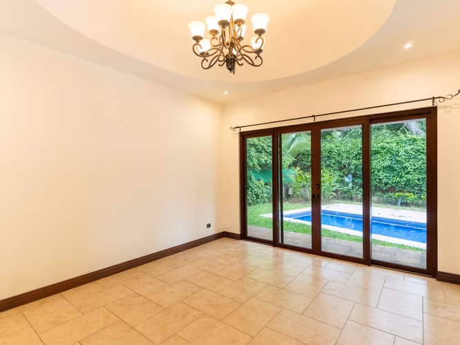 VENTA DE CASA EN CONDOMINIO HACIENDA LINDORA - SANTA ANA - Imagen 4