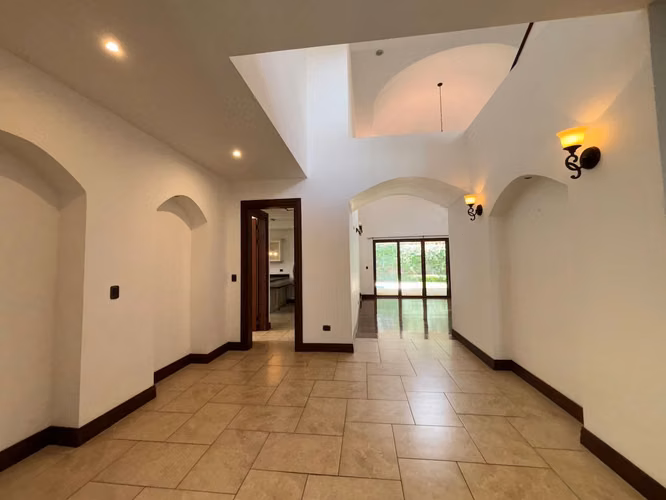 VENTA DE CASA EN CONDOMINIO HACIENDA LINDORA - SANTA ANA - Imagen 13
