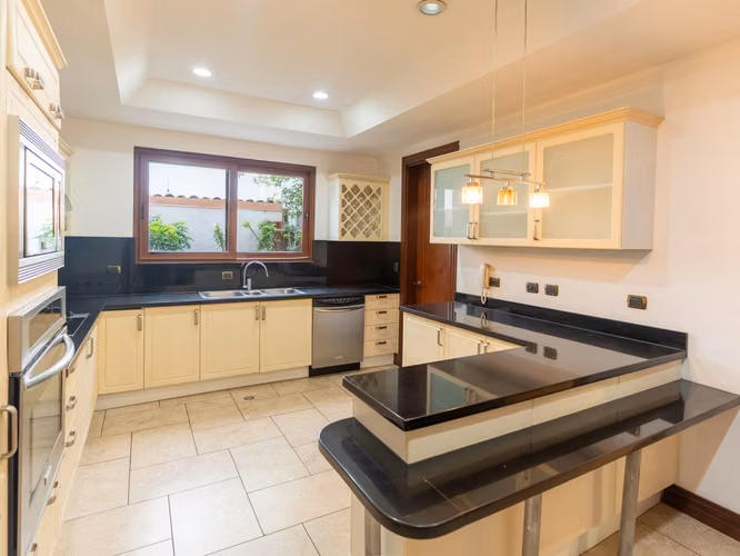 VENTA DE CASA EN CONDOMINIO HACIENDA LINDORA - SANTA ANA - Imagen 3