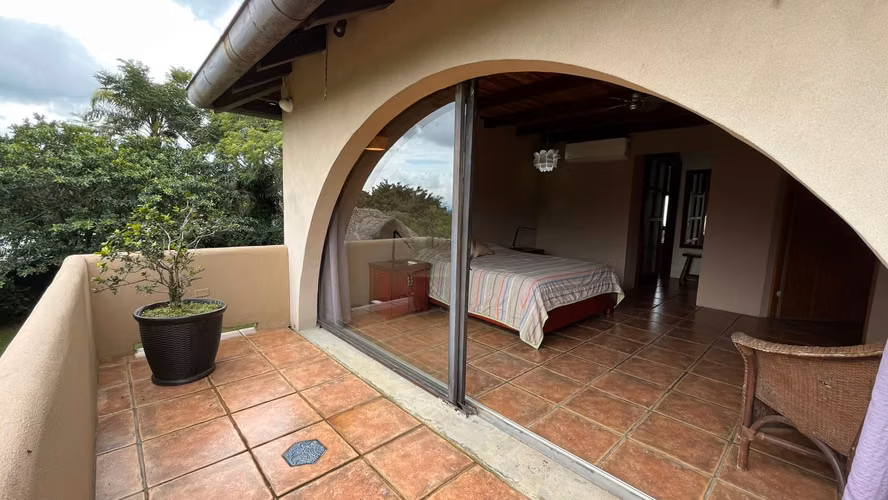 Se vende casa independiente en Santa Ana – Amplio terreno y piscina - Imagen 9